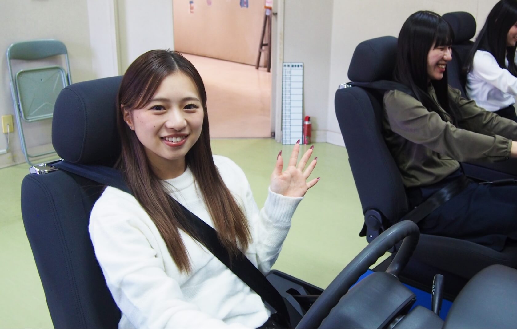 運転シュミレーションをする機械を操作する在校生の写真