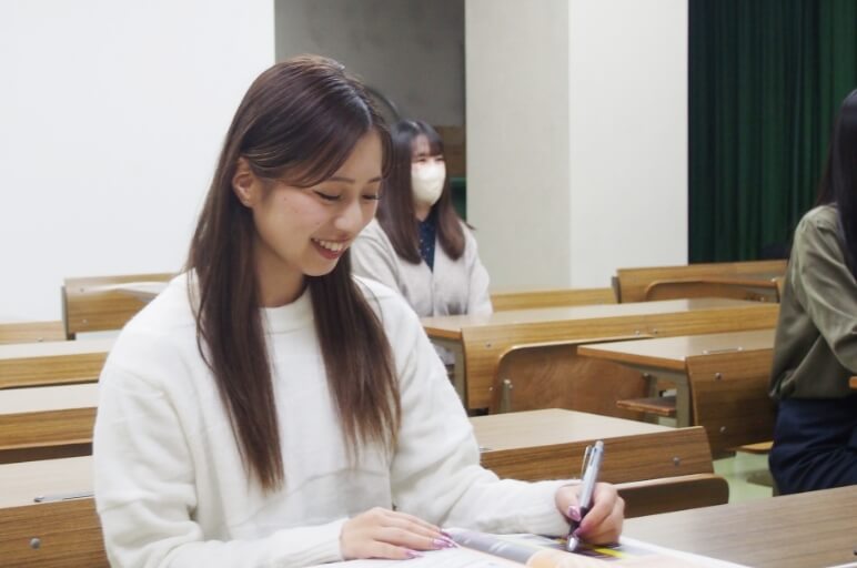 座って授業を受けている在校生の写真