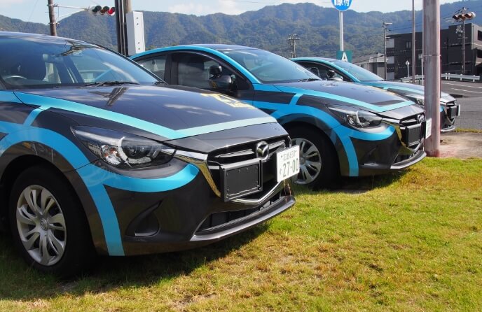 海田自動車学校の教習車が並んでいる写真