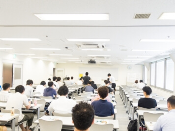 企業で研修を行っている様子