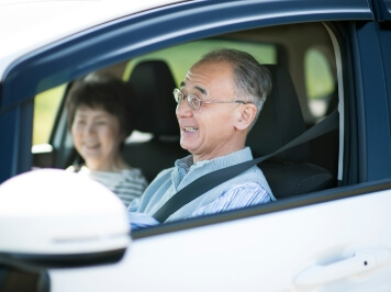 運転をする高齢者の写真