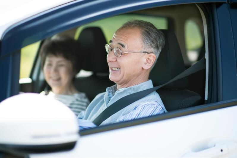 運転をする高齢者の写真